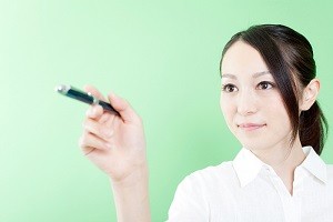 動物用医薬品店舗販売業許可申請書類を確認する女性